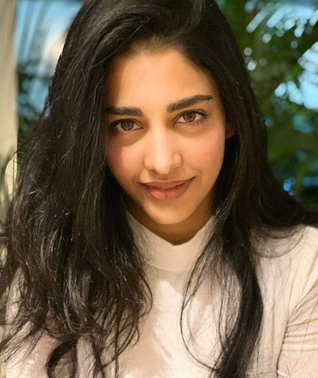 വേറിട്ട ലുക്കില്‍ നടി ദക്ഷ നാഗര്‍ക്കര്‍: ചിത്രങ്ങള്‍ കാണാം