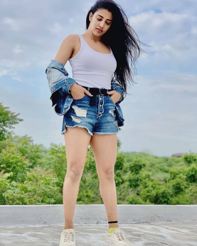 വേറിട്ട ലുക്കില്‍ നടി ദക്ഷ നാഗര്‍ക്കര്‍: ചിത്രങ്ങള്‍ കാണാം