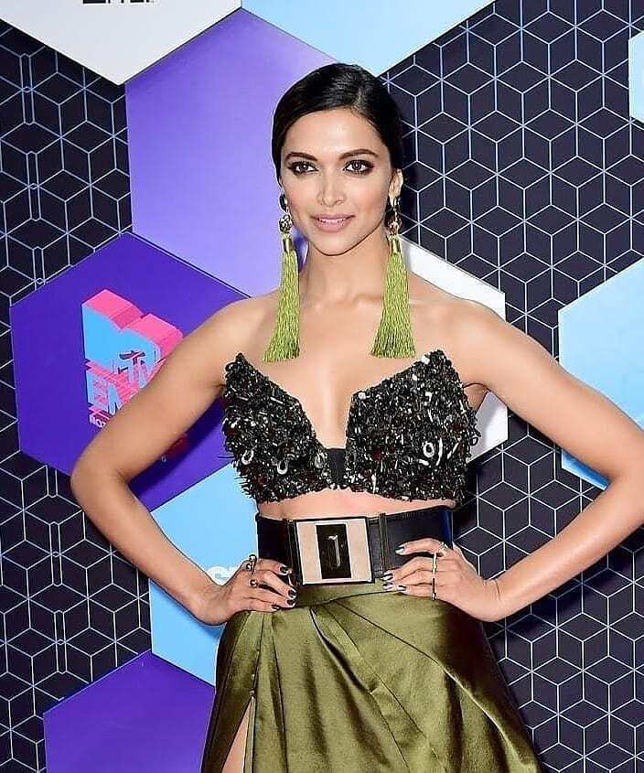 റാംപില്‍ അതീവ ഗ്ലാമറസായി ദീപിക പദുക്കോണ്‍; ഏറ്റവും പുതിയ ചിത്രങ്ങള്‍ കാണാം