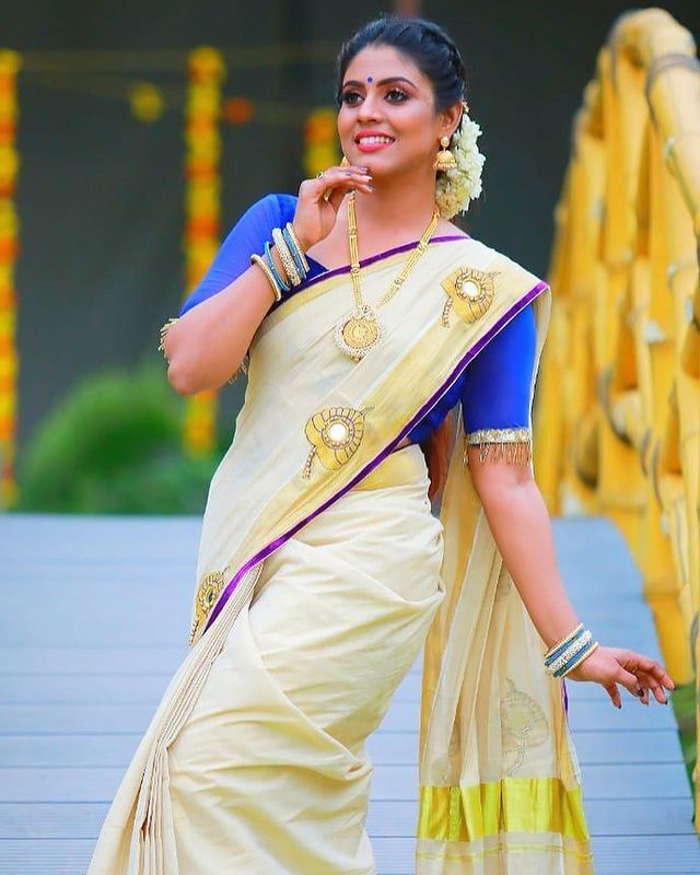 பருத்த தொடையழகை காட்டி நெஞ்சை கவரும் இனியா கிளாமர் ஃபோட்டோஸ்
