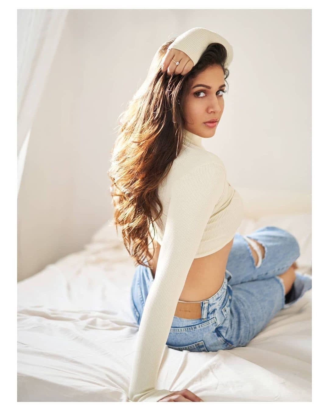 ഗ്ലാമറസ് ഒട്ടും ചോരാതെ ലാവണ്യ ത്രിപാഠിയുടെ ഫോട്ടോ ഷൂട്ട്; ചിത്രങ്ങള്‍ ഏറ്റെടുത്ത് ആരാധകര്‍