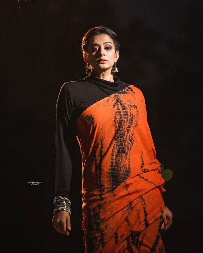 സാരിയിൽ അതിസുന്ദരിയായി നടി പ്രിയ മണി.. ഏറ്റവും പുതിയ ഫോട്ടോഷൂട്ട് ചിത്രങ്ങൾ കാണാം