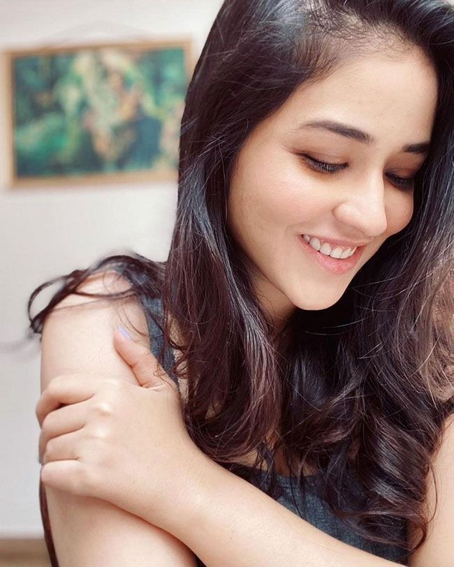 പ്രിയങ്ക ജ്വാള്‍ക്കറിന്‍റെ കിടിലന്‍ ചിത്രങ്ങള്‍ കാണാം