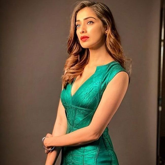 വേറിട്ട ലുക്കില്‍ റായി ലക്ഷ്മി; ഏറ്റവും പുതിയ ഫോട്ടോഷൂട്ട് കാണാം