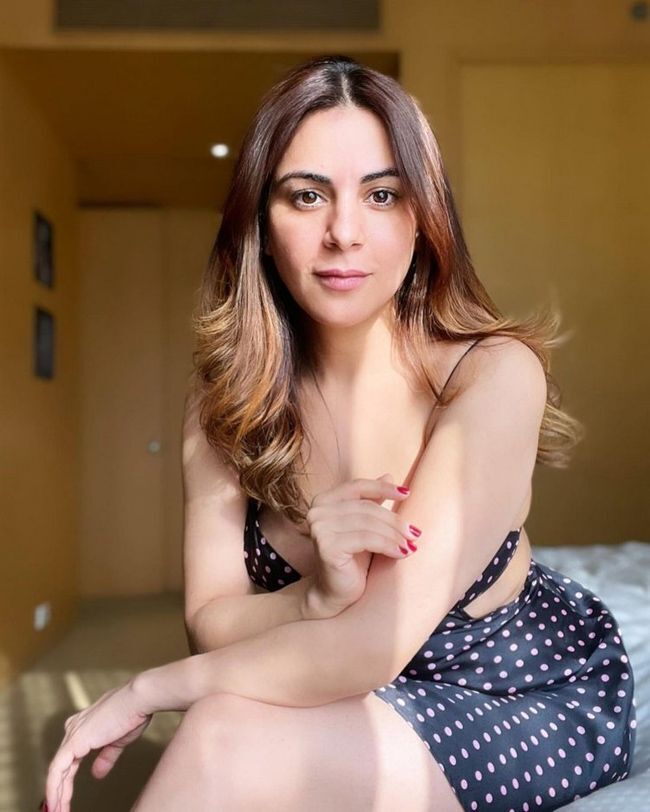 കിടിലന്‍ ലുക്കില്‍ ശ്രദ്ധ ആര്യ, ഏറ്റവും പുതിയ ചിത്രങ്ങള്‍ കാണാം