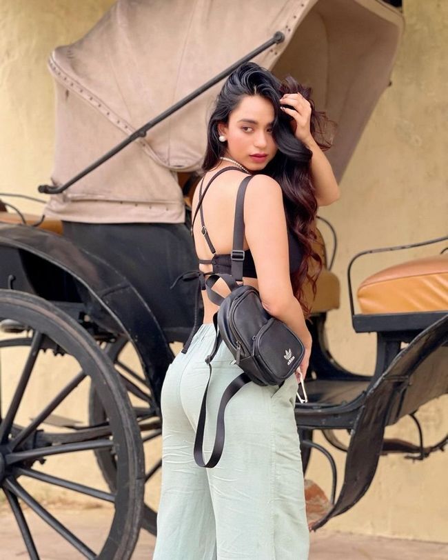 ഹോട്ട് ലുക്കിൽ നടി സൗന്ദര്യ ശർമ്മ, പുതിയ ഫോട്ടോകൾ