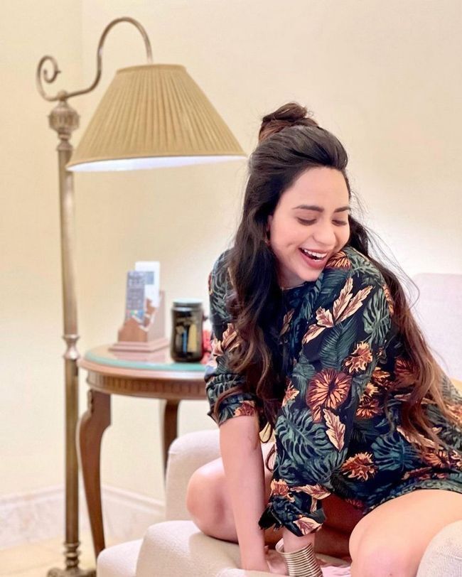 ഹോട്ട് ലുക്കിൽ നടി സൗന്ദര്യ ശർമ്മ, പുതിയ ഫോട്ടോകൾ