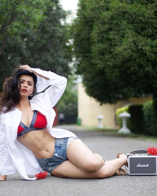 ഹോട്ട് ലുക്കിൽ നടി സൗന്ദര്യ ശർമ്മ, പുതിയ ഫോട്ടോകൾ