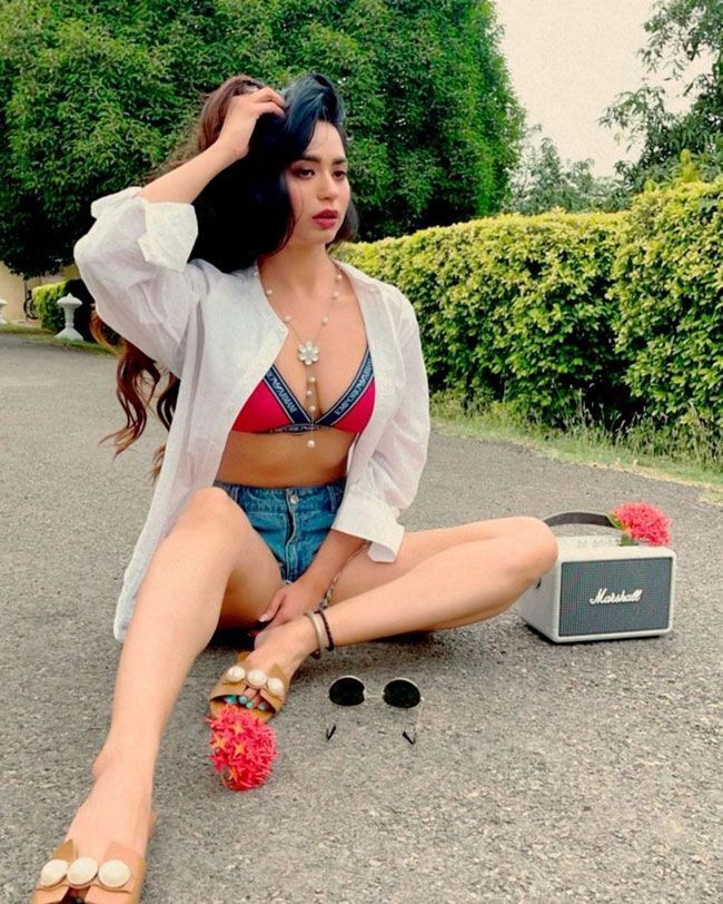 ഹോട്ട് ലുക്കിൽ നടി സൗന്ദര്യ ശർമ്മ, പുതിയ ഫോട്ടോകൾ