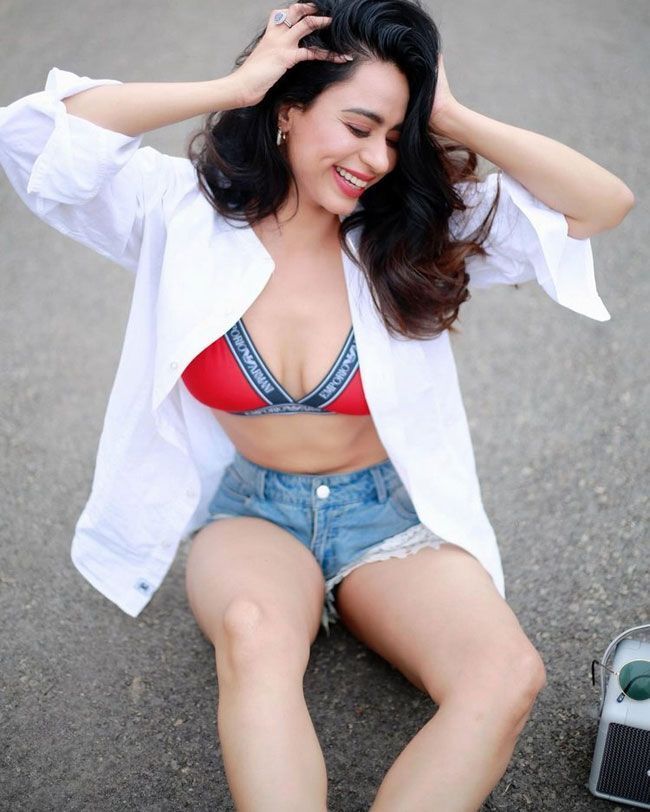 ഹോട്ട് ലുക്കിൽ നടി സൗന്ദര്യ ശർമ്മ, പുതിയ ഫോട്ടോകൾ