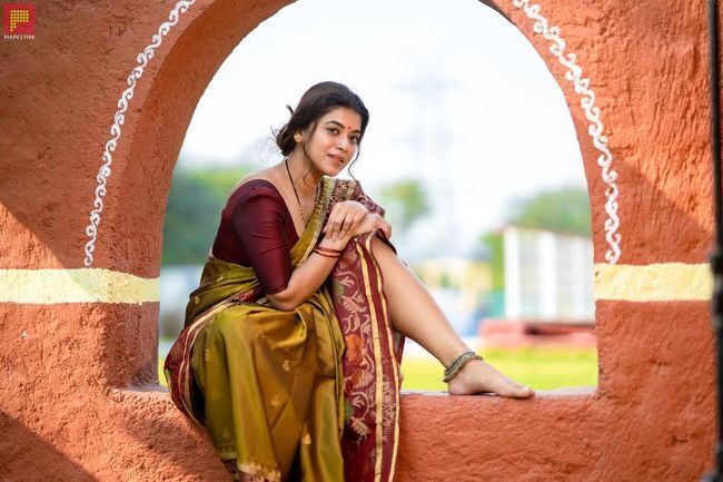 സാരിയിൽ ബോൾഡ് ലുക്കിൽ നടി യാമിനി ഭരത്വാജ്, ചിത്രങ്ങൾ