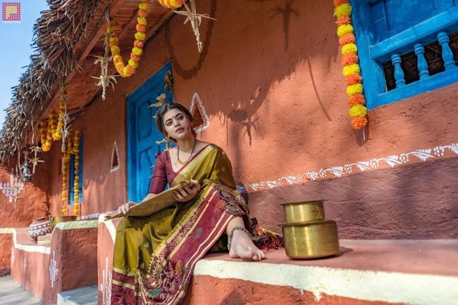 സാരിയിൽ ബോൾഡ് ലുക്കിൽ നടി യാമിനി ഭരത്വാജ്, ചിത്രങ്ങൾ