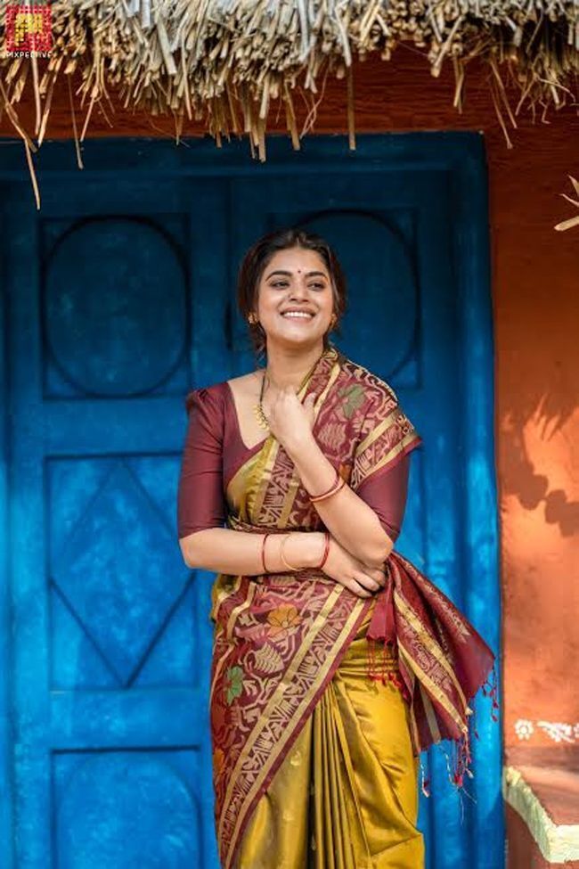 സാരിയിൽ ബോൾഡ് ലുക്കിൽ നടി യാമിനി ഭരത്വാജ്, ചിത്രങ്ങൾ