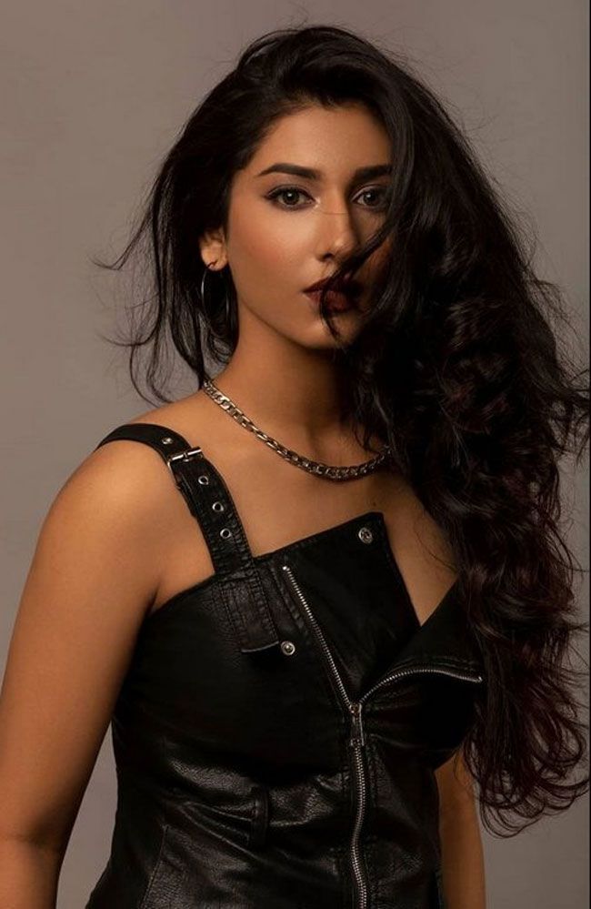 കറുപ്പിൽ ഹോട്ടായി നടി വിഷ്ണുപ്രിയ, പുതിയ ഫോട്ടോകൾ