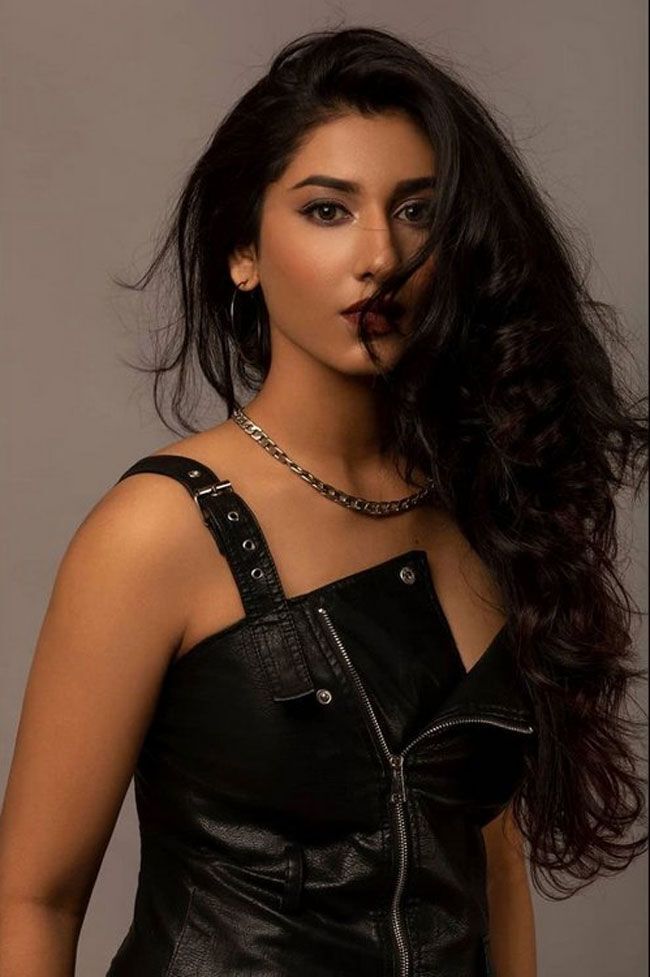 കറുപ്പിൽ ഹോട്ടായി നടി വിഷ്ണുപ്രിയ, പുതിയ ഫോട്ടോകൾ