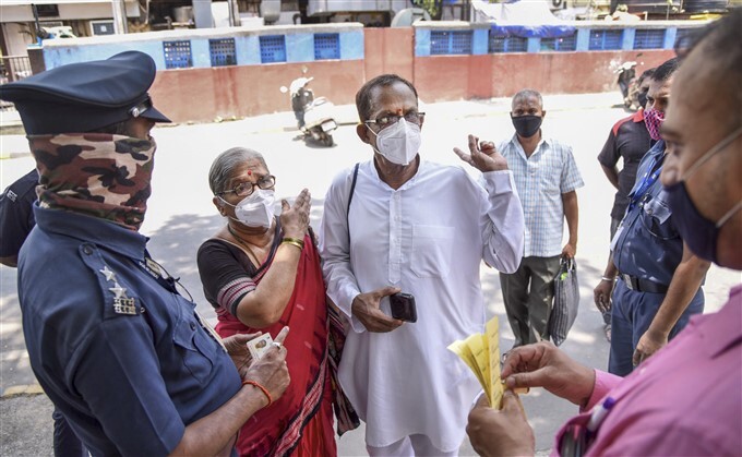 Covid-19 2nd wave: Citizens Receive COVID-19 vaccine During third phase Of vaccination Across Indian, 12/05/2021