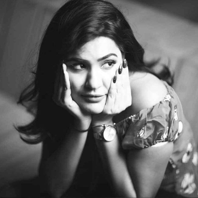 കറുപ്പണിഞ്ഞ് ഗ്ലാമറസായി അഷു റെഡ്ഡി; വൈറലായ ചിത്രങ്ങള്‍ കാണാം