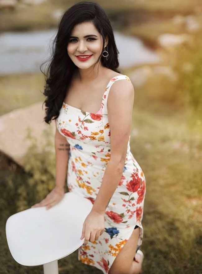 കറുപ്പണിഞ്ഞ് ഗ്ലാമറസായി അഷു റെഡ്ഡി; വൈറലായ ചിത്രങ്ങള്‍ കാണാം