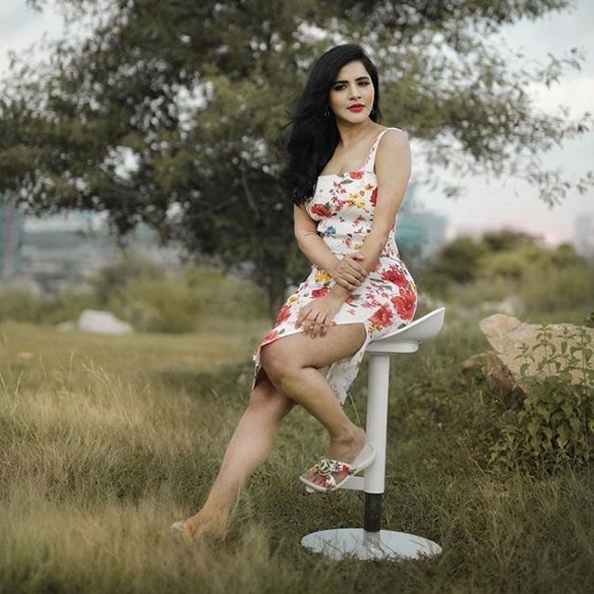 കറുപ്പണിഞ്ഞ് ഗ്ലാമറസായി അഷു റെഡ്ഡി; വൈറലായ ചിത്രങ്ങള്‍ കാണാം