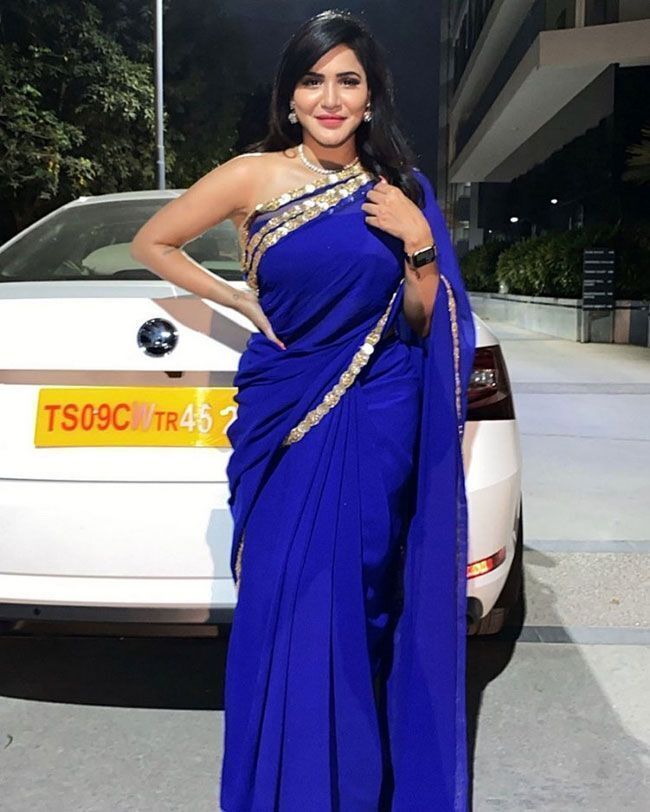 കറുപ്പണിഞ്ഞ് ഗ്ലാമറസായി അഷു റെഡ്ഡി; വൈറലായ ചിത്രങ്ങള്‍ കാണാം