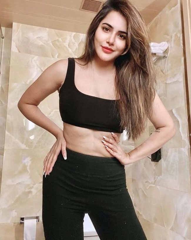 കറുപ്പണിഞ്ഞ് ഗ്ലാമറസായി അഷു റെഡ്ഡി; വൈറലായ ചിത്രങ്ങള്‍ കാണാം