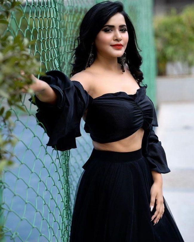 കറുപ്പണിഞ്ഞ് ഗ്ലാമറസായി അഷു റെഡ്ഡി; വൈറലായ ചിത്രങ്ങള്‍ കാണാം