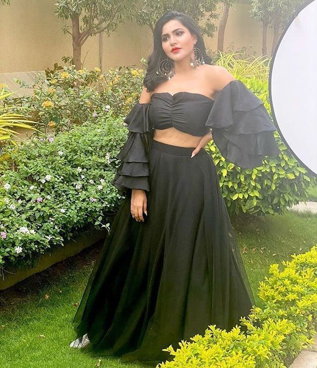 കറുപ്പണിഞ്ഞ് ഗ്ലാമറസായി അഷു റെഡ്ഡി; വൈറലായ ചിത്രങ്ങള്‍ കാണാം