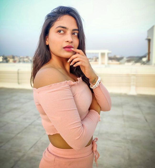 നടി അലേഖ്യ ഹരികയുടെ ഏറ്റവും പുതിയ ചിത്രങ്ങള്‍ കാണാം