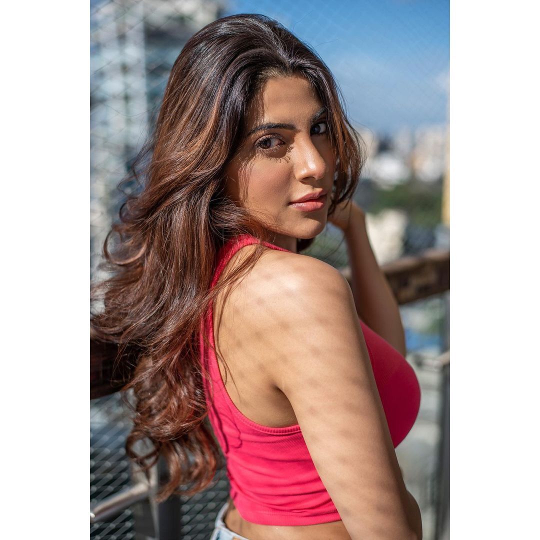 ഗ്ലാമര്‍ ലുക്കില്‍ നിക്കി തംമ്പോളി, പുതിയ ചിത്രങ്ങള്‍ കാണാം