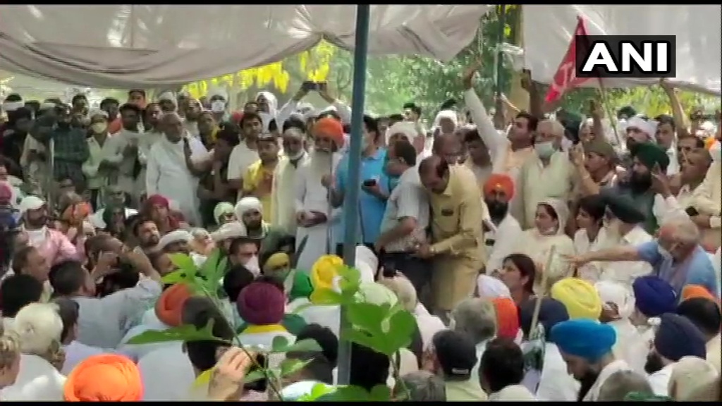 പോലീസ് അതിക്രമങ്ങള്‍ക്കെതിരെ ഹരിയാനയിലെ ഹിസാറില്‍ കര്‍ഷകര്‍ സംഘടിപ്പിച്ച പ്രതിഷേധം: ചിത്രങ്ങള്‍ കാണാം