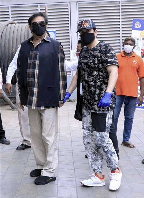 Covid-19 2nd wave: Citizens Receive COVID-19 vaccine During third phase Of vaccination Across Indian, 12/05/2021