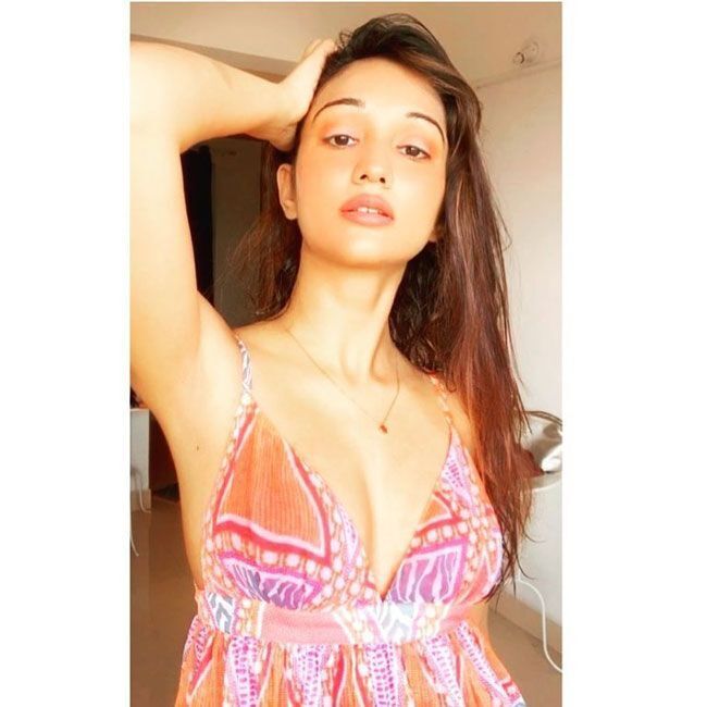 ഹോട്ട് ചിത്രങ്ങളുമായി ആകാന്‍ഷ ശര്‍മ; നടിയുടെ ലേറ്റസ്റ്റ് ചിത്രങ്ങള്‍ കാണാം