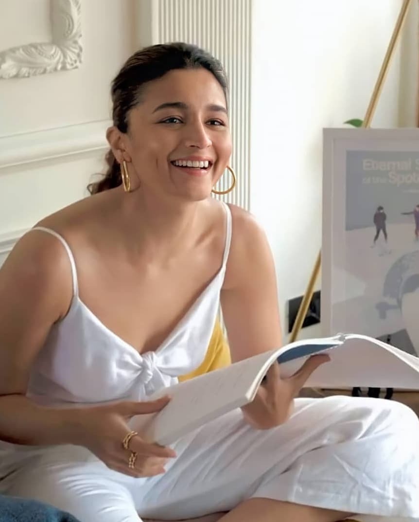 വെള്ള വസ്ത്രത്തില്‍ മാലാഖയെ പോലെ തിളങ്ങി ആലിയ ബട്ട്; വൈറല്‍ ചിത്രങ്ങള്‍ കാണാം