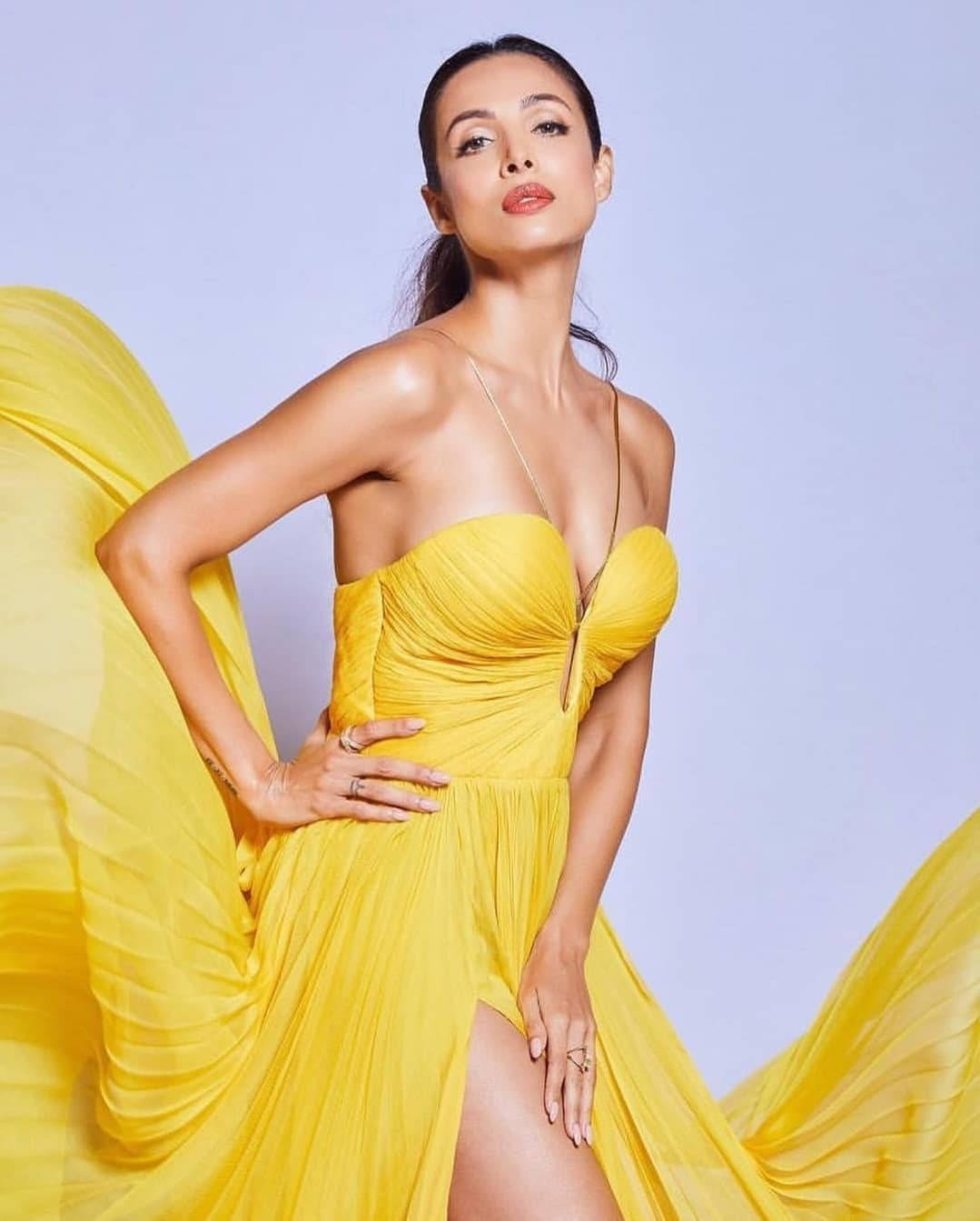 മഞ്ഞയിൽ അതീവ സ്റ്റൈലിഷ്, നടി മല്ലിക അറോറയുടെ ഏറ്റവും പുതിയ ലുക്ക് വൈറൽ