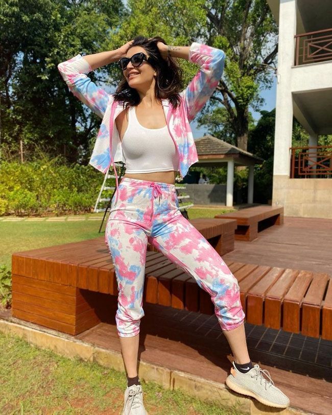 വെക്കേഷൻ മൂഡിൽ കരിഷ്മ തന്ന; ഗ്ലാമറസ് ചിത്രങ്ങൾ കാണാം