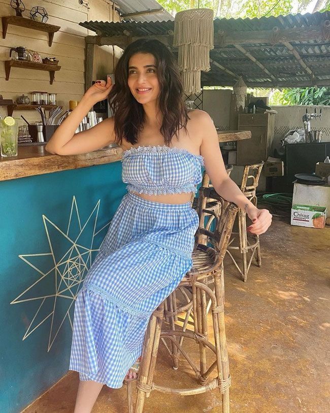 വെക്കേഷൻ മൂഡിൽ കരിഷ്മ തന്ന; ഗ്ലാമറസ് ചിത്രങ്ങൾ കാണാം