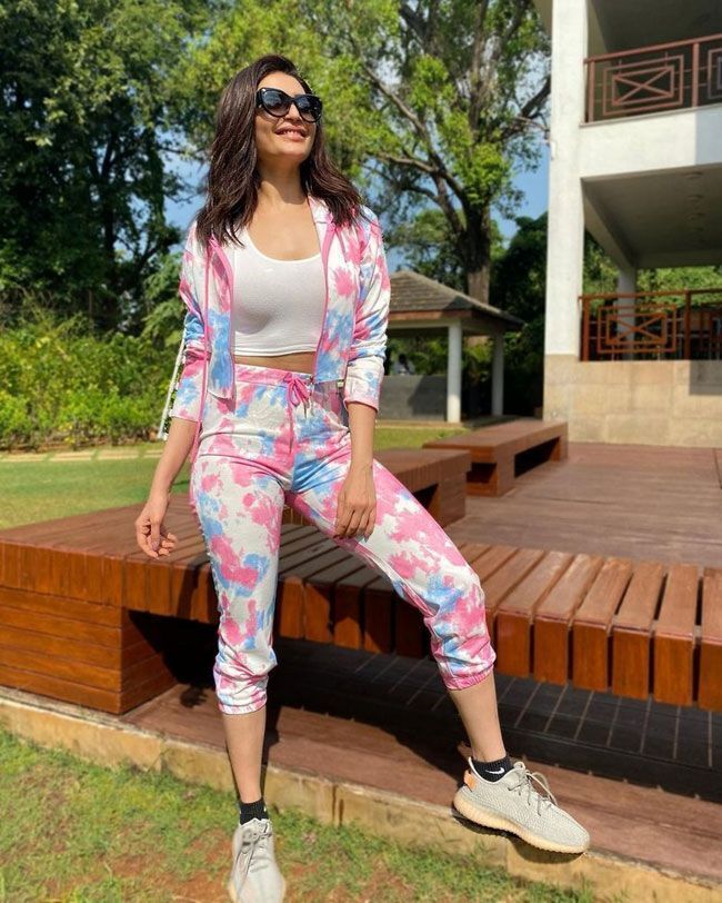 വെക്കേഷൻ മൂഡിൽ കരിഷ്മ തന്ന; ഗ്ലാമറസ് ചിത്രങ്ങൾ കാണാം