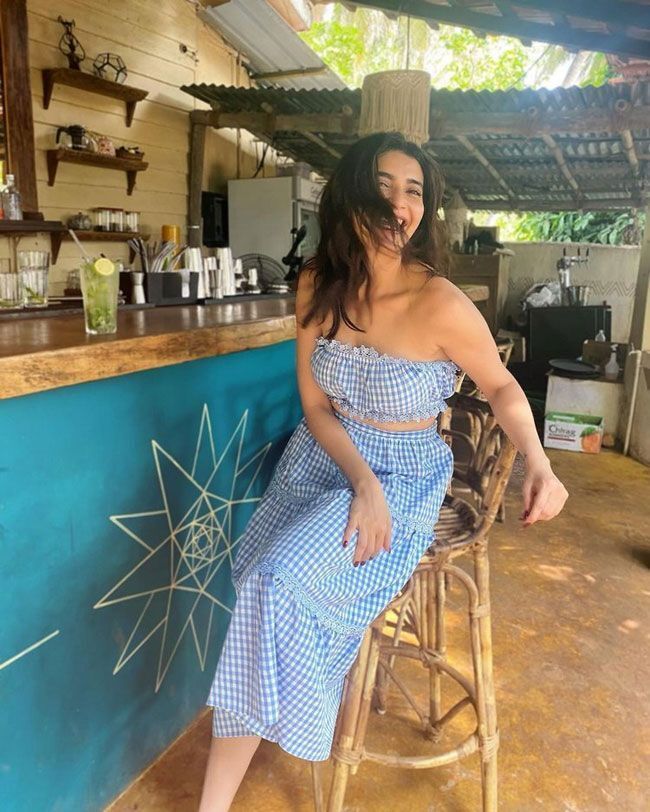 വെക്കേഷൻ മൂഡിൽ കരിഷ്മ തന്ന; ഗ്ലാമറസ് ചിത്രങ്ങൾ കാണാം