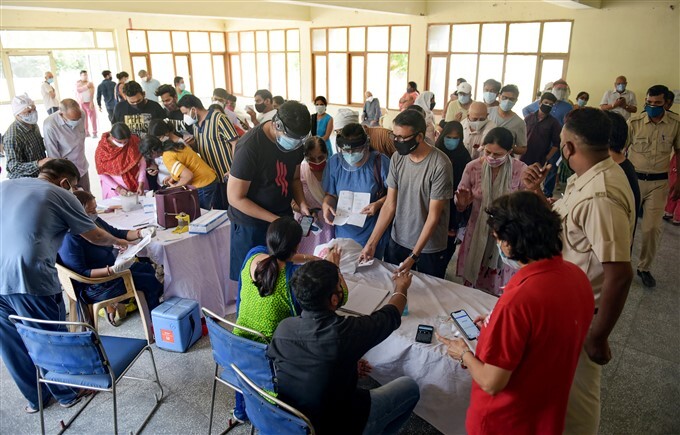 Covid-19 2nd wave: Citizens Receive COVID-19 vaccine During third phase Of vaccination Across Indian, 13/05/2021