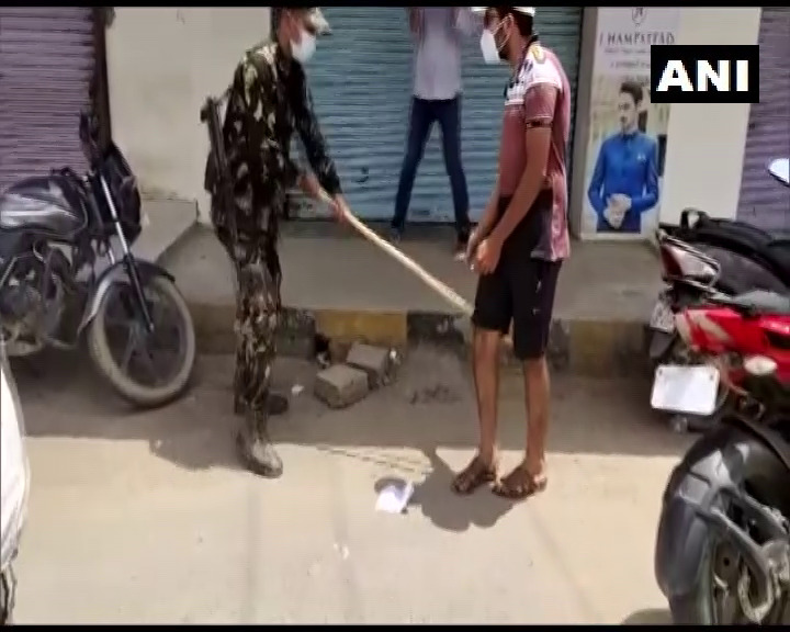 ലോക്ക്ഡൗണ്‍ നിയന്ത്രണങ്ങള്‍ ലംഘിച്ചെന്ന് ആരോപിച്ച് യാത്രക്കാരനെ കയ്യേറ്റം ചെയ്ത് കളക്ടര്‍- ചിത്രങ്ങള്‍