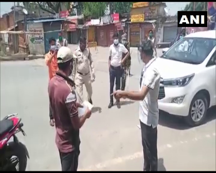 ലോക്ക്ഡൗണ്‍ നിയന്ത്രണങ്ങള്‍ ലംഘിച്ചെന്ന് ആരോപിച്ച് യാത്രക്കാരനെ കയ്യേറ്റം ചെയ്ത് കളക്ടര്‍- ചിത്രങ്ങള്‍