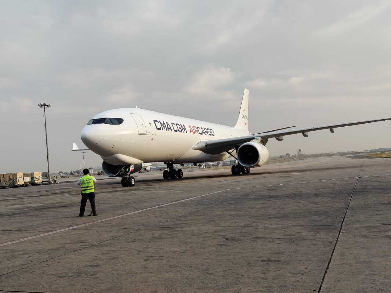 ഇന്ത്യയ്ക്ക് കൈത്താങ്ങ്, ഫ്രാന്‍സില്‍ നിന്ന് വൈദ്യ സഹായമെത്തി: ചിത്രങ്ങള്‍ കാണാം