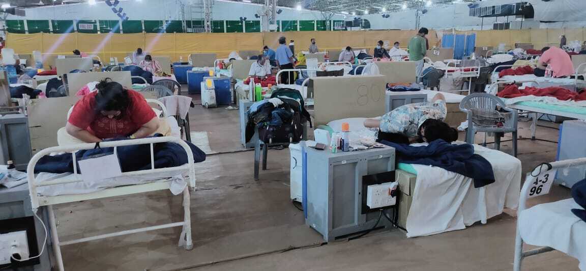 യോഗയും ധ്യാനവുമായി കൊവിഡ് രോഗികള്‍- ദില്ലി സര്‍ദാര്‍ പട്ടേല്‍ കൊവിഡ് കെയര്‍ സെന്ററില്‍ നിന്നുളള കാഴ്ചകള്‍