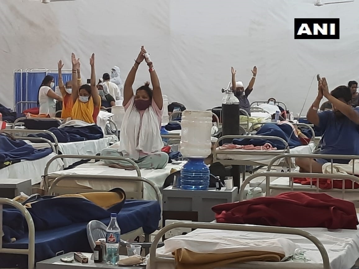 യോഗയും ധ്യാനവുമായി കൊവിഡ് രോഗികള്‍- ദില്ലി സര്‍ദാര്‍ പട്ടേല്‍ കൊവിഡ് കെയര്‍ സെന്ററില്‍ നിന്നുളള കാഴ്ചകള്‍