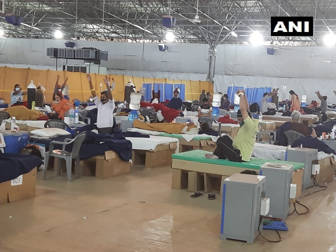 യോഗയും ധ്യാനവുമായി കൊവിഡ് രോഗികള്‍- ദില്ലി സര്‍ദാര്‍ പട്ടേല്‍ കൊവിഡ് കെയര്‍ സെന്ററില്‍ നിന്നുളള കാഴ്ചകള്‍