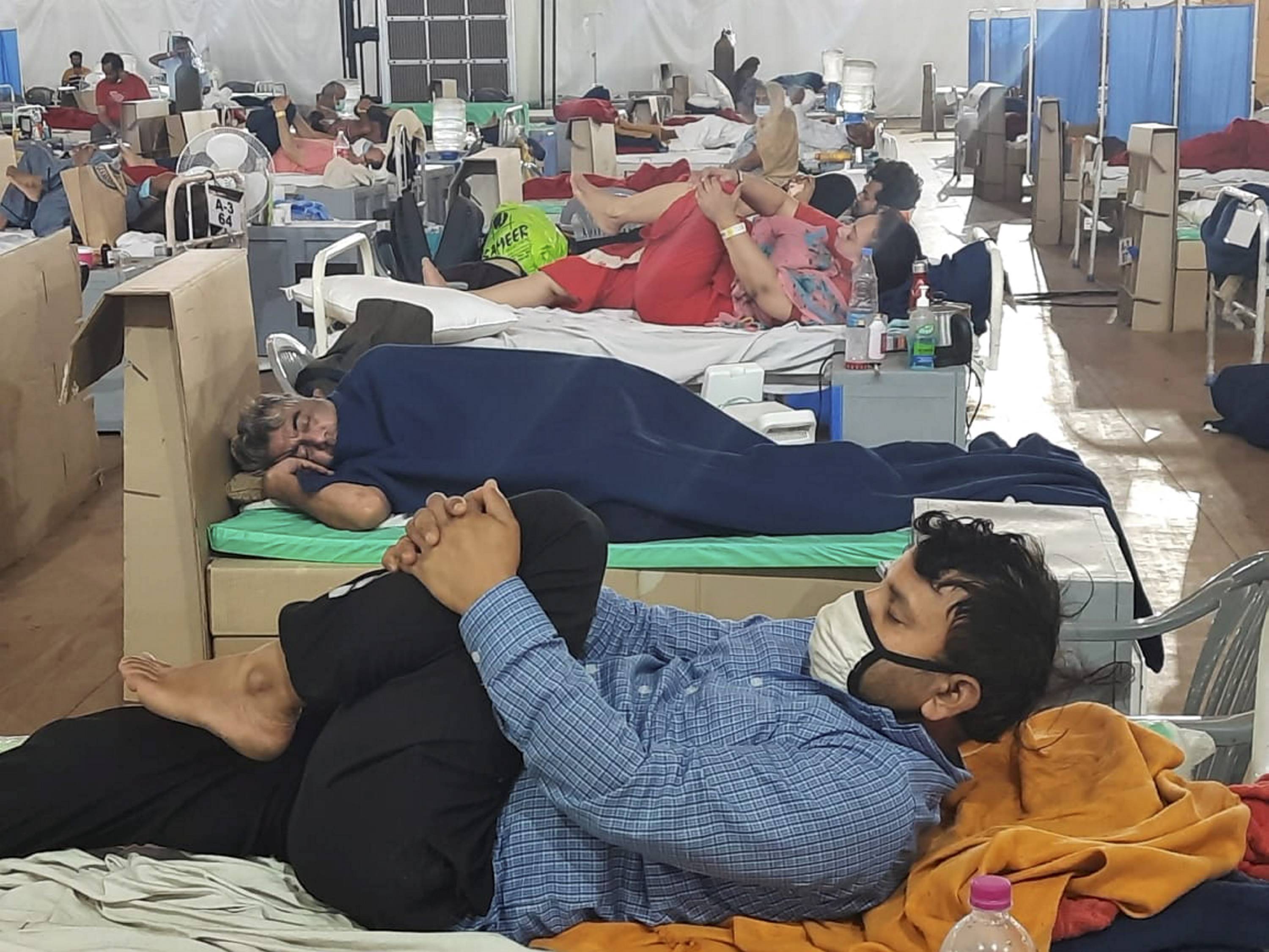 യോഗയും ധ്യാനവുമായി കൊവിഡ് രോഗികള്‍- ദില്ലി സര്‍ദാര്‍ പട്ടേല്‍ കൊവിഡ് കെയര്‍ സെന്ററില്‍ നിന്നുളള കാഴ്ചകള്‍