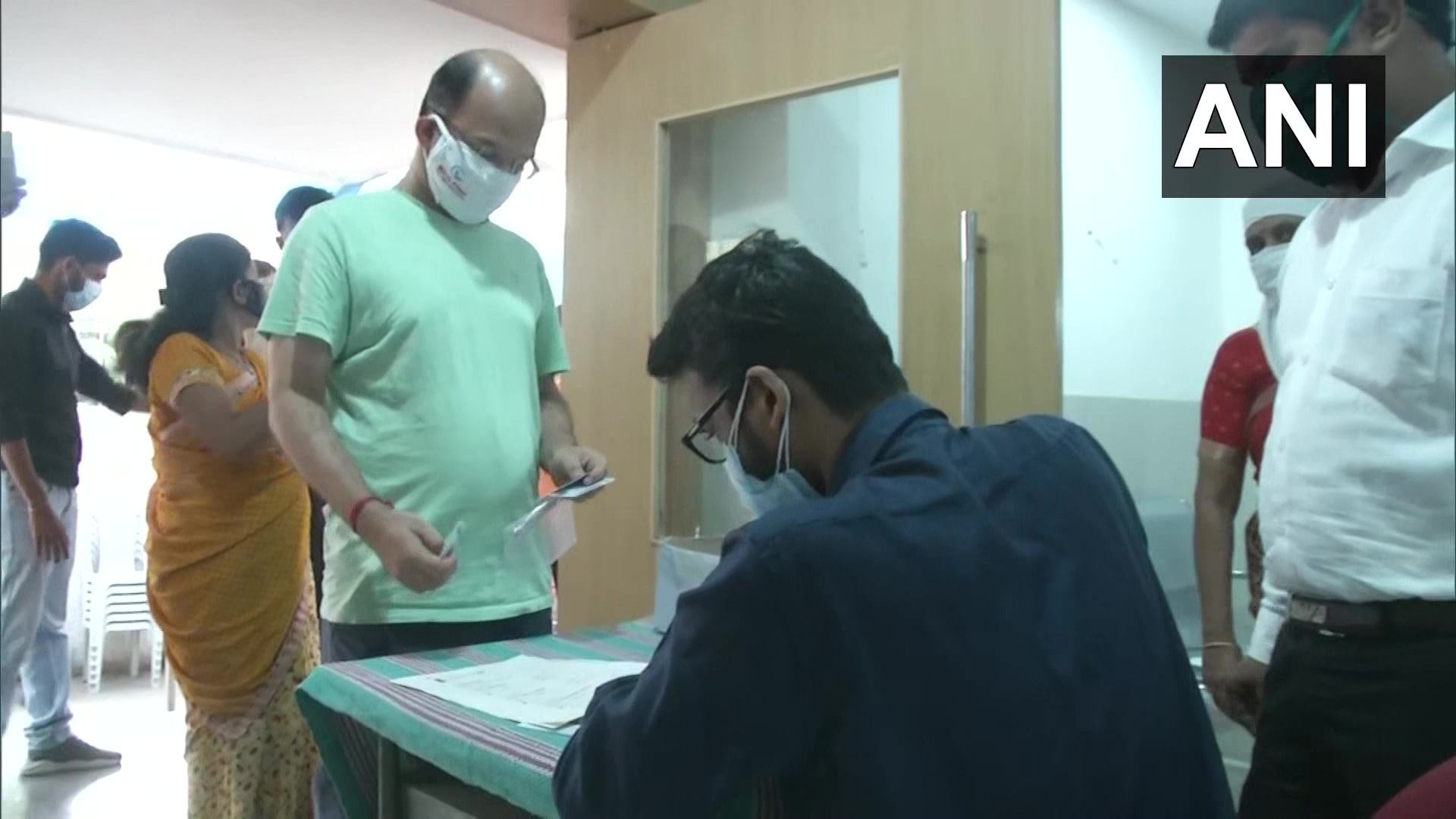 ഇന്ത്യയിൽ കൊവിഡ് വാക്സിനേഷൻ മൂന്നാം ഘട്ടം  ആരംഭിച്ചു, ചിത്രങ്ങൾ കാണാം