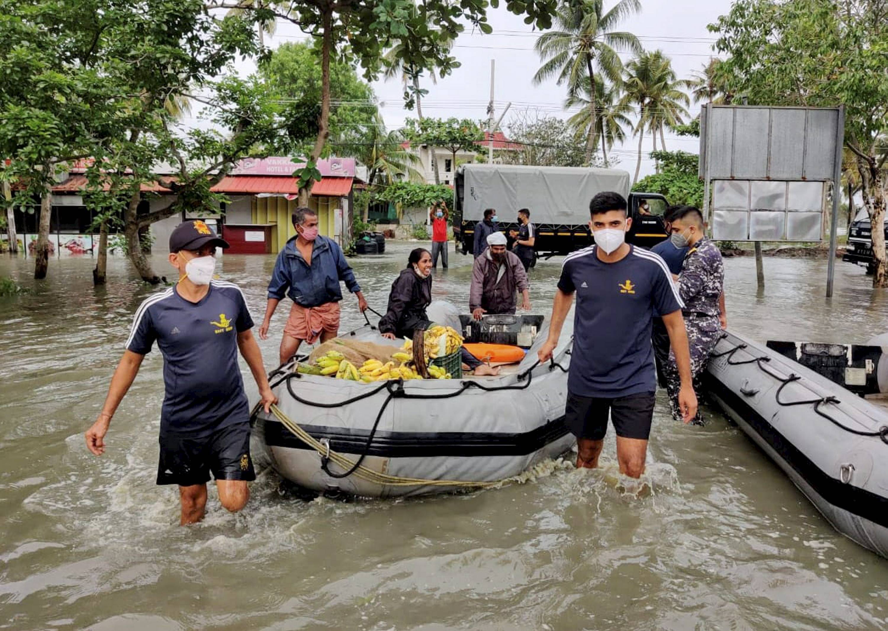 കനത്ത മഴയില്‍ കേരളത്തില്‍ വ്യാപകമായ നാശനഷ്ടം: ചിത്രങ്ങള്‍ കാണാം