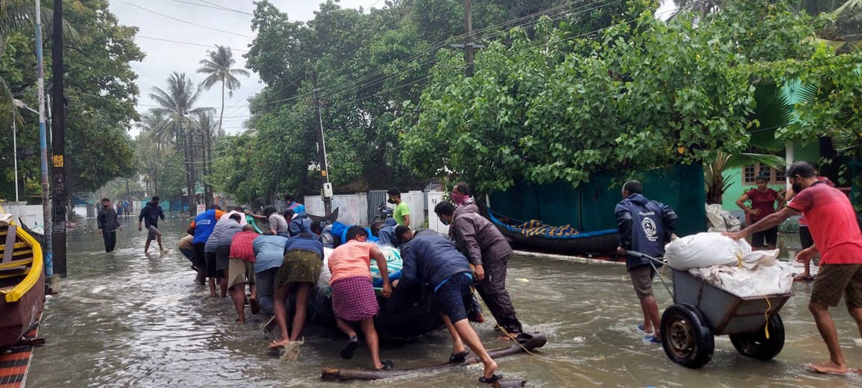 കനത്ത മഴയില്‍ കേരളത്തില്‍ വ്യാപകമായ നാശനഷ്ടം: ചിത്രങ്ങള്‍ കാണാം
