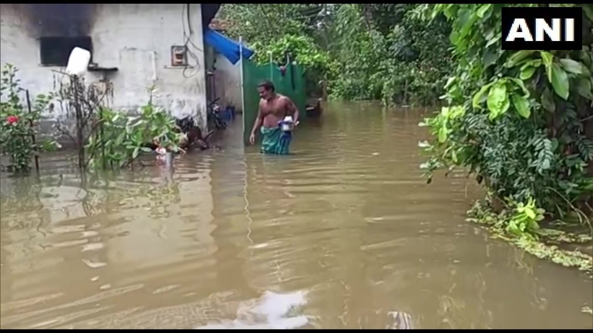 കനത്ത മഴയില്‍ കേരളത്തില്‍ വ്യാപകമായ നാശനഷ്ടം: ചിത്രങ്ങള്‍ കാണാം